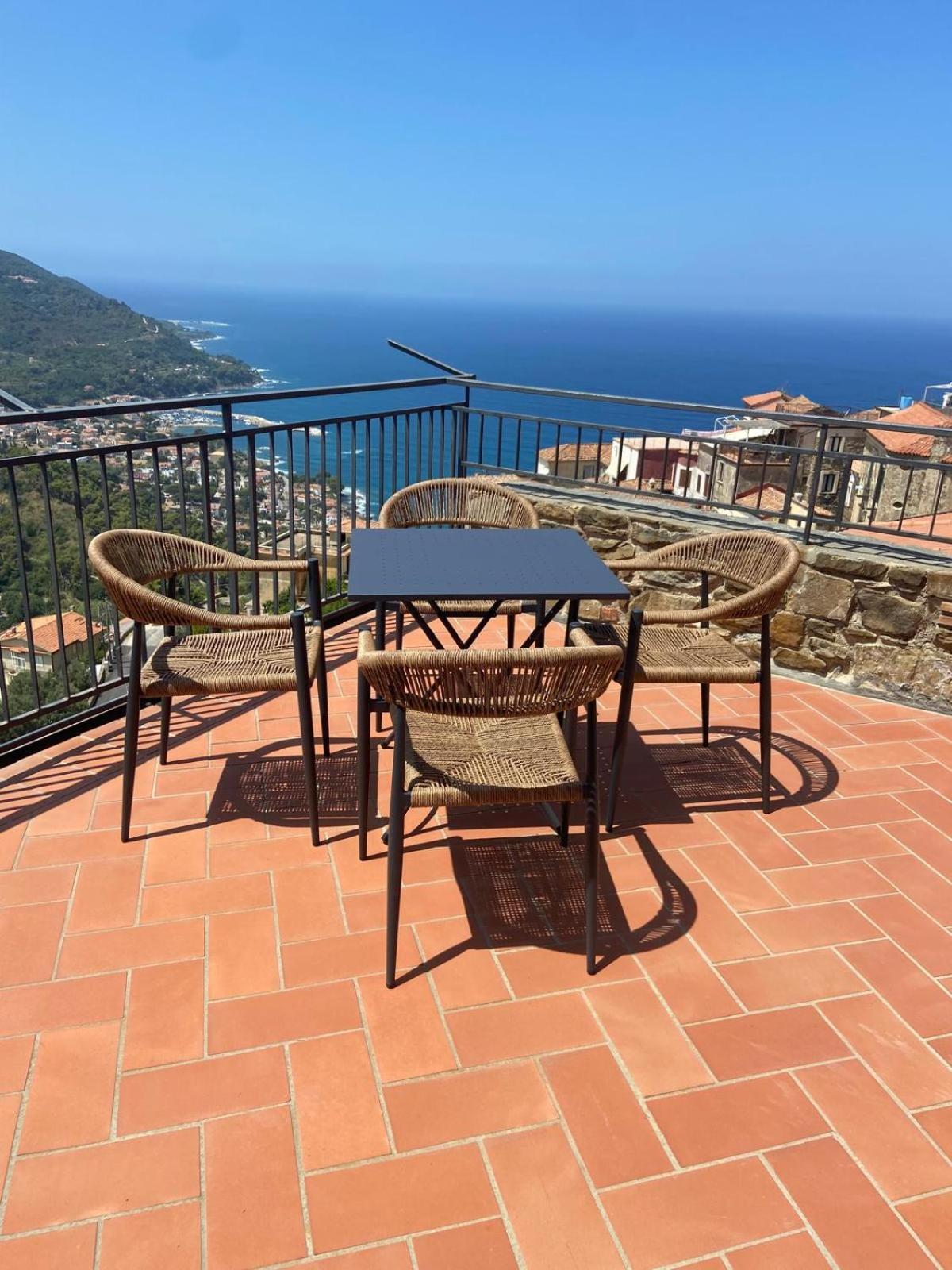 Bed and Breakfast La Mansarda Castellabate Esterno foto