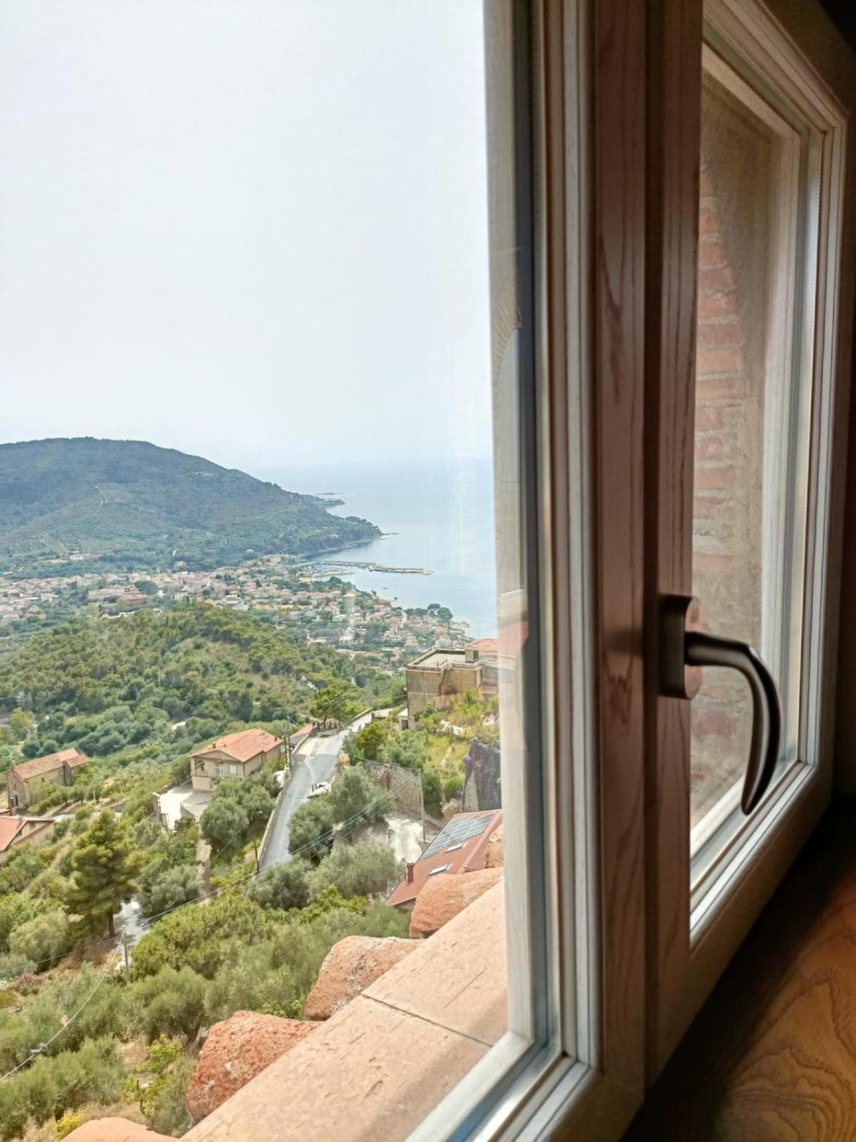 Bed and Breakfast La Mansarda Castellabate Esterno foto